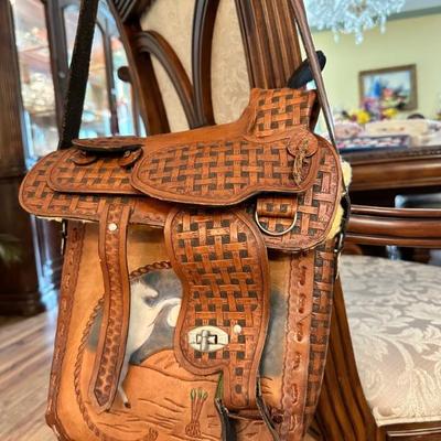 Saddle purse