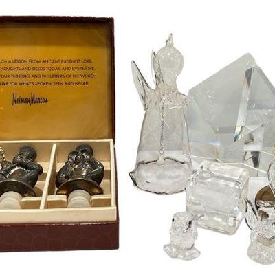 Collection SWAROVSKI, HOYA, NEIMAN MARCUS Three Wise Monkey Bottle Stoppers and Crystal Figurines