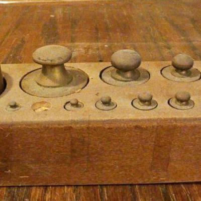 TTT494-Vintage Brass Scale Science Weights In Wooden Box Set