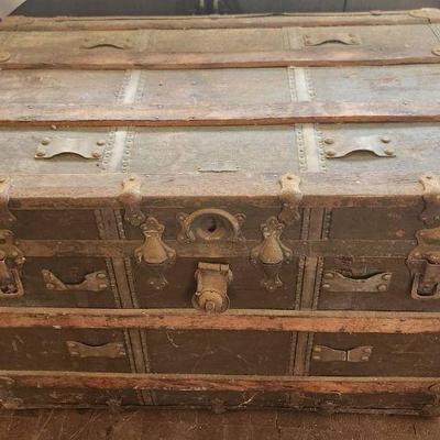 TTT381 Antique Looking Trunk
