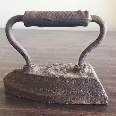 TTT202 - Vintage Cast Iron Sad Iron