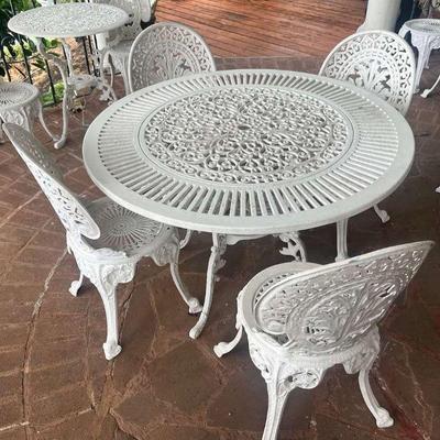 TTT043 White Wrought Iron Table & Four Chairs 