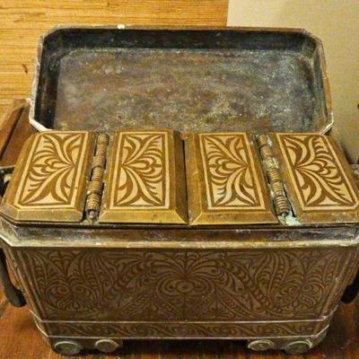 TTT492-Beautiful And Intricate Vintage Mindinao Islamic Betel Nut Box