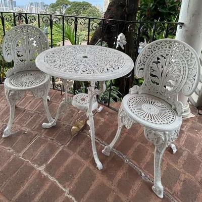 TTT043 White Wrought Iron Table & Four Chairs 