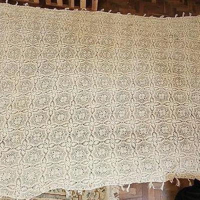 TTT027 - Vintage Crochet Table Cloth 