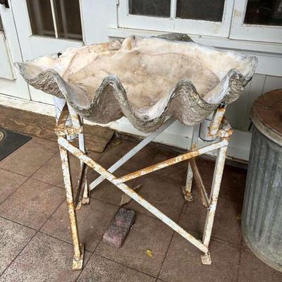 TTT083- Giant Clam Shell And Metal Stand