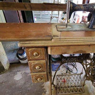 TTT555 - Vintage Singer Sewing Machine 