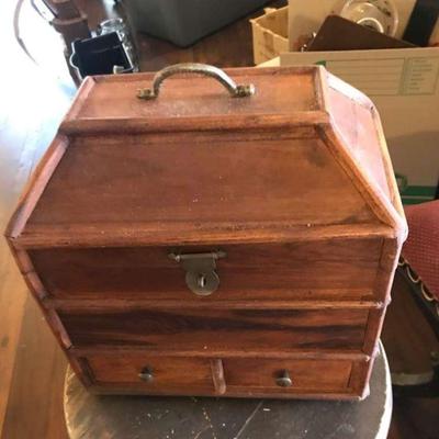 TTT073 Vintage Early American Portable Campaign Chest