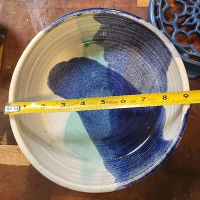 TTT319 Ceramic Bowls And Metal Trivets