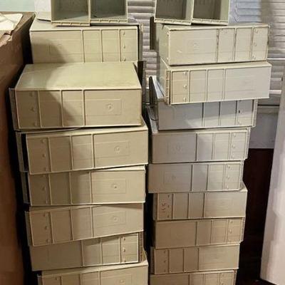 TTT171 Large Batch Of Plastic File Folder Holders