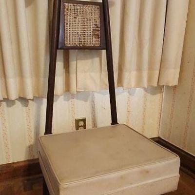 TTT076 - Vintage Wooden Valet Chair 
