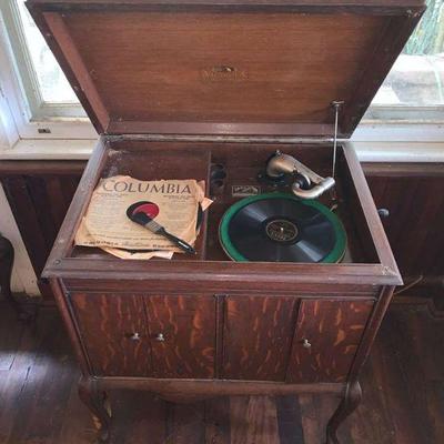 TTT061 Antique Victrola VV-210