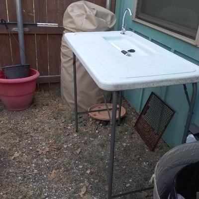 Fish cleaning table