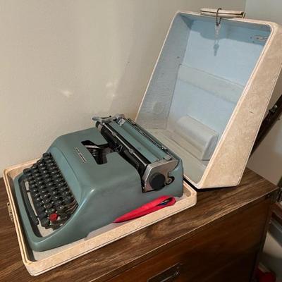 Vintage Olivetti Underwood Typewriter