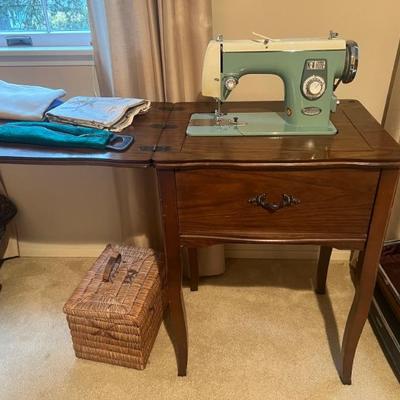 Vintage New Home Streamliner Sewing Machine with Table, in great condition