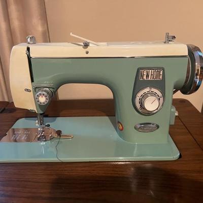 Vintage New Home Streamliner Sewing Machine with Table, in great condition