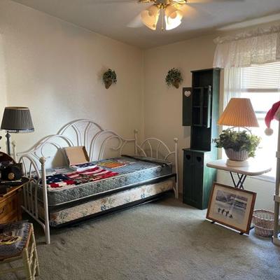 Day bed with pop up trundle 
