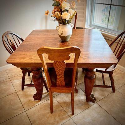 Antique dining table with 2 leaves and claw feet