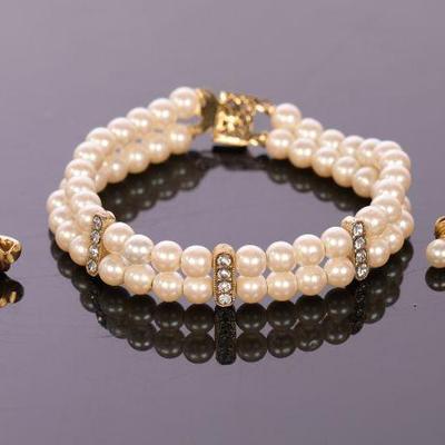 Pearl bracelet and earrings