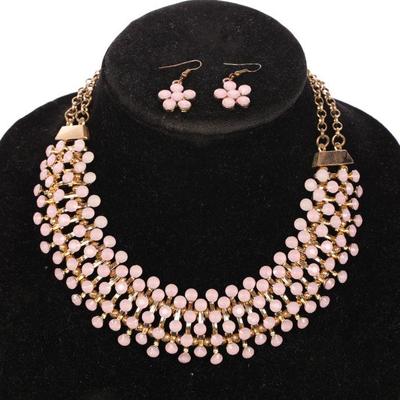 Collar necklace and earrings