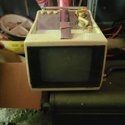 VINTAGE SONY MINI COLOR TV IN BOX