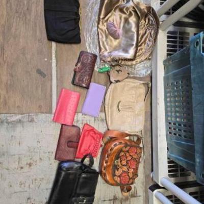#8112 • (9) Purses, Clutch and Wallets
