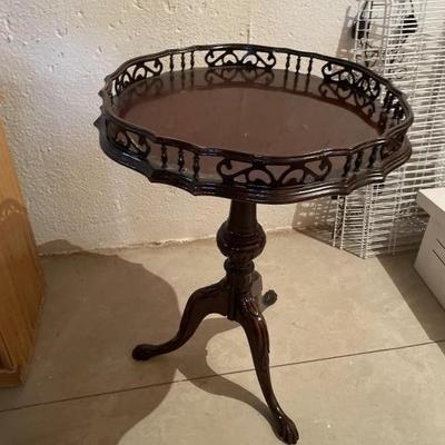 Lot 221 | Vintage Tripod Table
