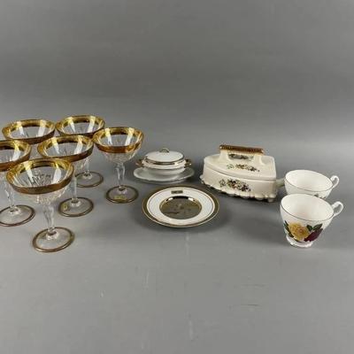 Lot 222 | Gold Trimmed Kitchen Lot
