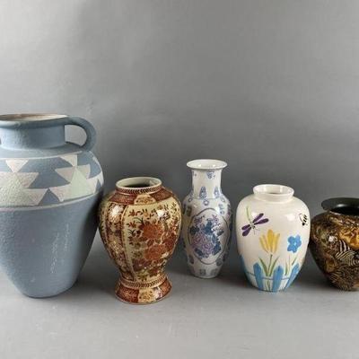 Lot 208 | Lot of Vases
