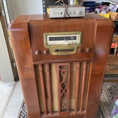 Lot 290 | Vintage Farnsworth Radio
