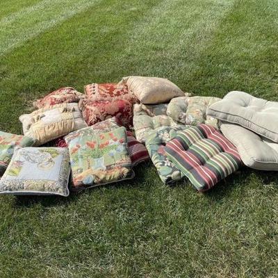 Lot 172 | Throw Pillows & Cushions
