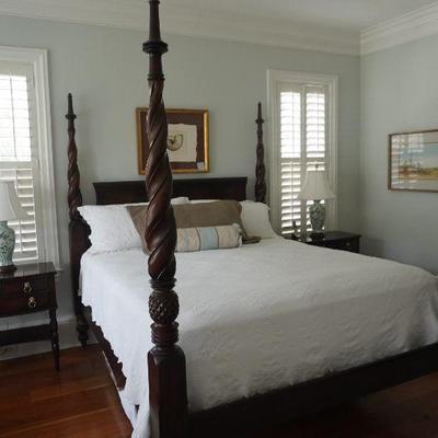 HICKORY CHAIR MAHOGANY KING SIZE PLANTERS BED