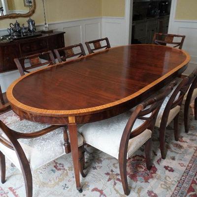 FEDERAL STYLE MAHOGANY SATINWOOD DINING TABLE