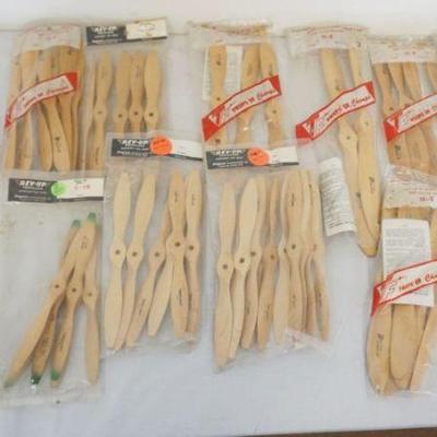 1246	VINTAGE MODEL AIRPLANE LARGE GROUP ASSORTED WOOD PROPS/PROPELLORS
