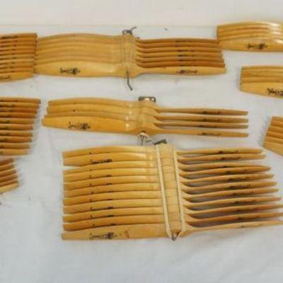 1242	VINTAGE MODEL AIRPLANE LARGE GROUP OF WOOD PROPS/PROPELLORS, ZINGER, 8, 11, 12, 13, 14

