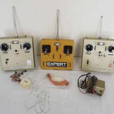 1273	VINTAGE MODEL AIRPLANE R/C CONTROLLERS BLUE MAX MARK IV WORLD ENGINES DIGITAL & EXPERT
