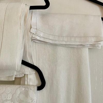 (3) Vintage Linen And Cotton Table Cloths And Napkins - (1) 78" Round Holiday