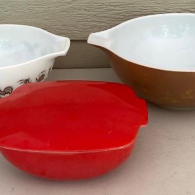Vintage Pyrex Pieces -americana 4 Qt. And 2.5 Qt., Lidded Hostess 1.5 Qt. 