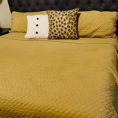 Stylish Bedspread and Pillow Set - Woolrich, Decorative Cushions, Sz. King