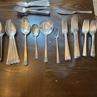 HOLMES & EDWARDS SILVERPLATE