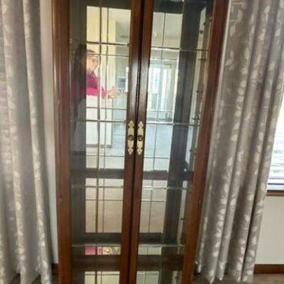 Lighted Glass Display Case. Glass Shelves are removable (Already taken out). 74x33x12
$80