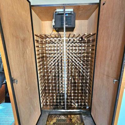 400+ Bottle Wine Chiller / Cooler Vault. (Works Great)