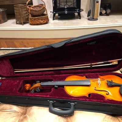 Full size Violin - No manufacturer markings.