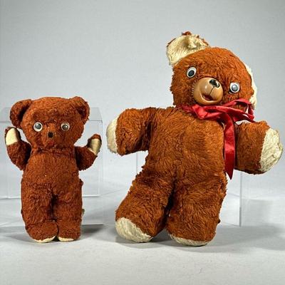 (2pc) VINTAGE TEDDY BEARS | With googly eyes, one with tag, the larger having a red ribbon. - l. 12 in (largest)

