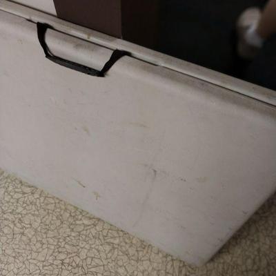 Folding table