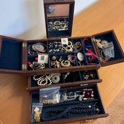 KFT164- Beautiful Vintage Style Costume Jewelry 