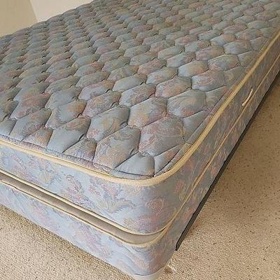 KFT061 - Queen Mattress and Box Spring
