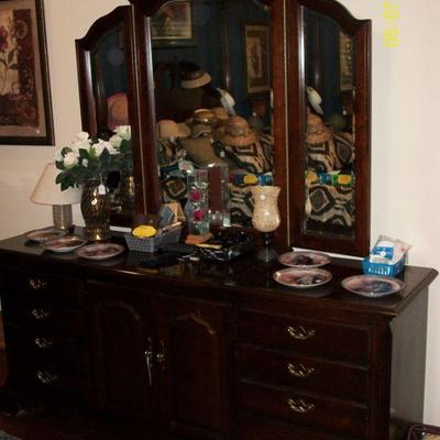 Dresser w/ mirror