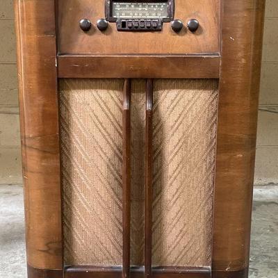 Lot 442 | Vintage Farnsworth ACL-55 Cabinet Radio
