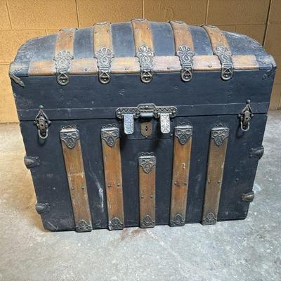 Lot 444 | Vintage Wooden Chest
